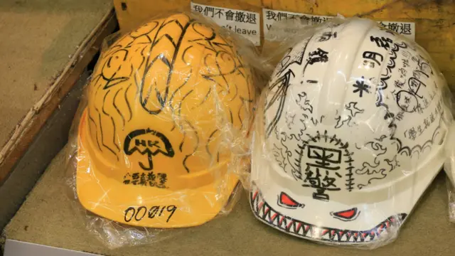 示威者曾戴上的头盔，上面有些绘画