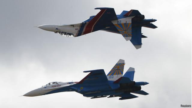 أكدت روسيا أنها لن ترسل قوات برية إلى سوريا وأنها ستسخدم فقط القوات الجوية - في الصورة طائرتان سوخوي 27 في استعراض جوي بالقرب من موسكو