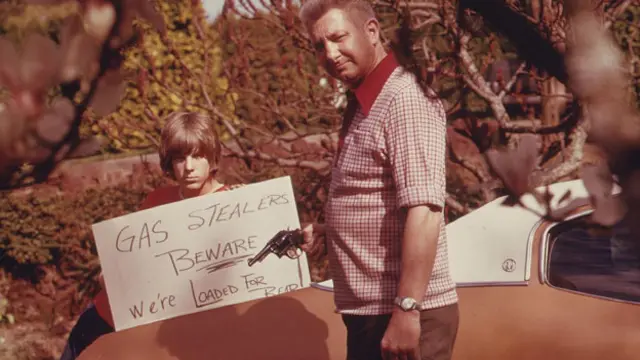 Нефтяной кризис 1970-х годов в США породил страх. И - гигантские запасы топлива. Надпись на плакате: "Бензиновые воры, остерегайтесь – у нас заряд на медведя!"