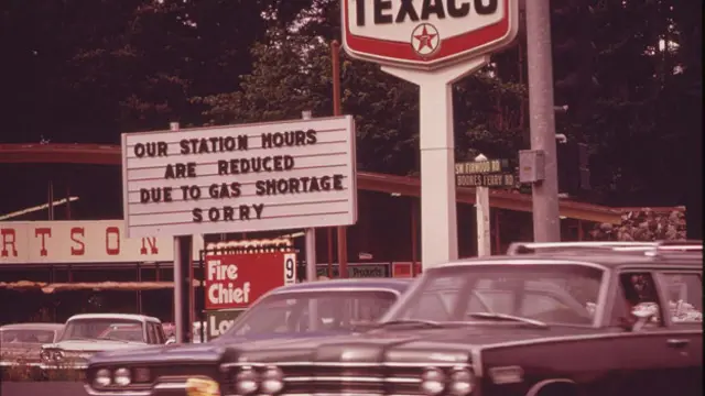 Автозаправочным станциям пришлось приспосабливаться, чтобы хоть как-то удовлетворять спрос клиентов. Объявление на АЗС: "Наша заправочная станция работает по сокращенному графику из-за нехватки горючего. Извините!"