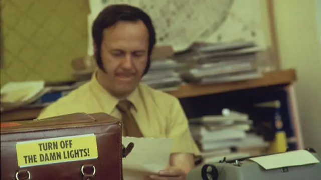 Этот лозунг получил широкое хождение в рекламе на ТВ, в прессе, на уличных щитах и бамперах автомобилей: "Потушите чертов свет!"