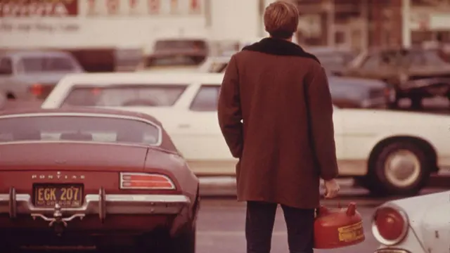 Отпуск бензина пришлось строго нормировать