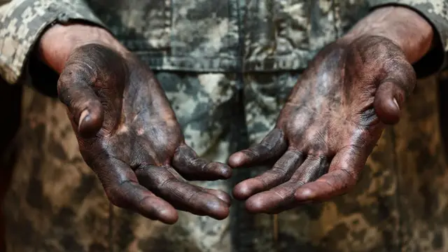 Руки в нефти