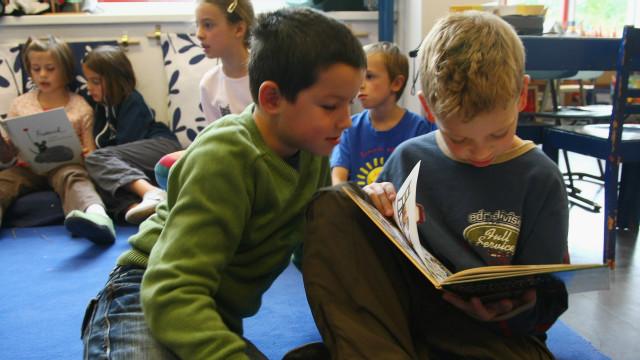 Niños leyendo