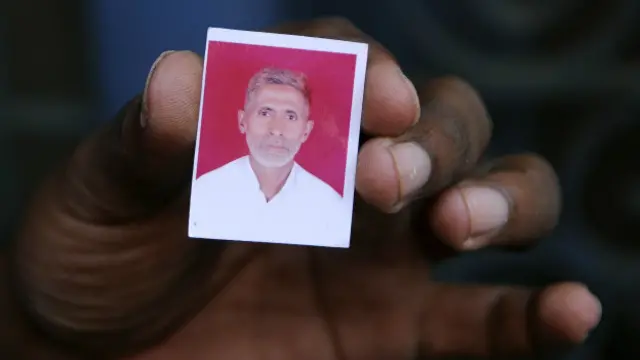 محمد اخلاق  کو گائے کا گوشت کھانے کے شک میں ہجوم نے مار مار کر ہلاک کر دیا