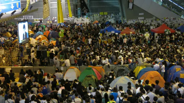群众聚集在夏慤道上收看香港学联与特区政府官员对话（21/10/2014）