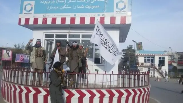 Cờ trắng của Taliban trên quảng trường thành phố Kunduz