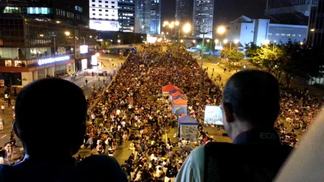 群众聚集在夏慤道上收看香港学联与特区政府官员对话（21/10/2014）