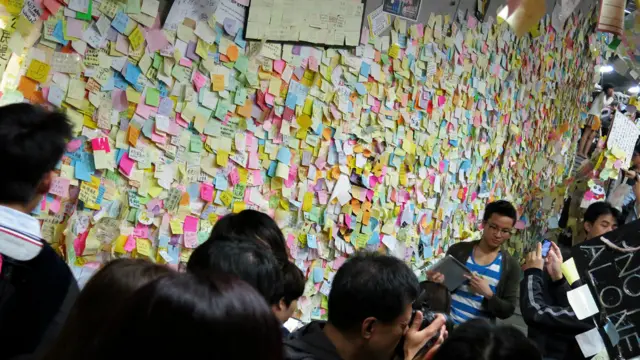 示威者与游客在金钟“香港列侬墙”前拍照（10/12/2014）