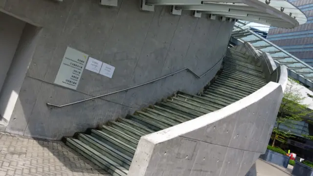 金钟香港政府总部外曾为“香港列侬墙”的水泥墙（29/9/2015）