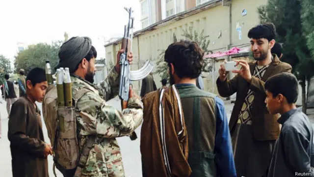 Quân Taliban chụp hình trên đường phố Kunduz