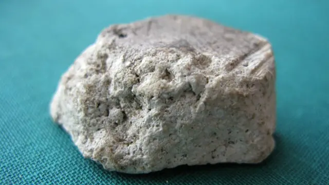 En principio tiene un olor desagradable, pero tras pasar años o décadas en el mar, va adquiriendo un nuevo aroma. 