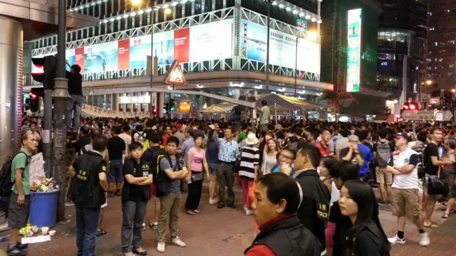 “占领中环”示威者在便衣警员监视下于旺角街头聚集（5/10/2014）