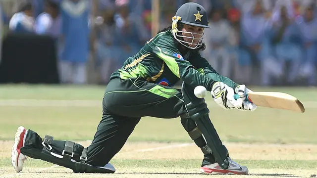 کراچی کے ڈیفنس سٹیڈیم میں کھیلے گئے اس میچ میں میزبان ٹیم نے ٹاس جیت کر پہلے بیٹنگ کرتے ہوئے پانچ وکٹوں پر 124 رنز بنائے