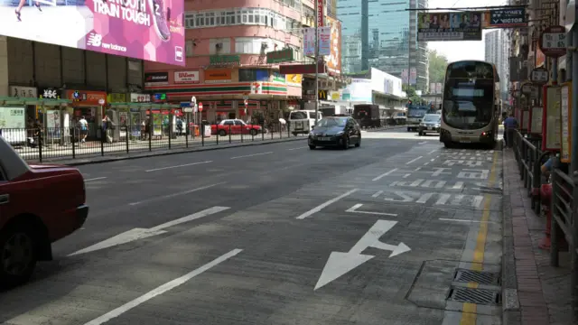 汽车开过旺角亚皆老街（29/9/2015）