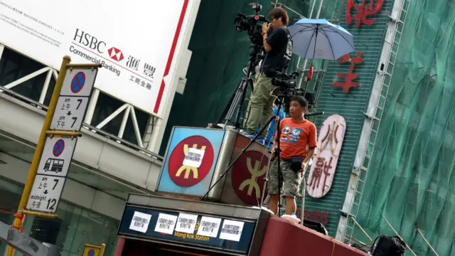 旺角亚皆老街上摄像记者爬上地铁进站口上盖拍摄（30/9/2014）