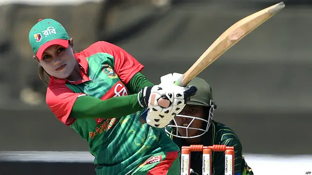 جواب میں بنگلہ دیشی خواتین کی ٹیم مقررہ اوورز میں سات وکٹوں پر پچانوے رنز بنانے میں کامیاب ہو سکی 