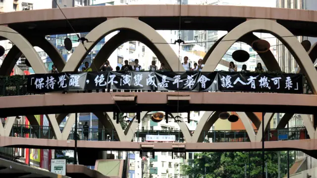 铜锣湾怡和街上呼吁示威者“保持清醒”的标语横幅（1/10/2014）