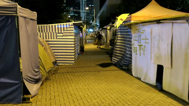 香港立法会大楼外的“添美新村”示威区（12/6/2015）