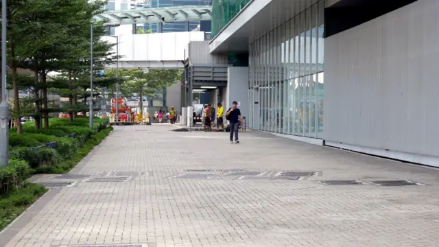 香港立法会大楼外的添美道人行道（29/9/2015）