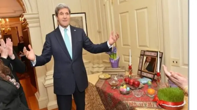 جان کری وزیر خارجه آمریکا در کنار سفره هفت سینی که در وزارت خارجه پهن شده است