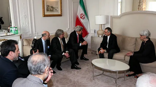 جان کری و اعضای گروه مذاکره کننده آمریکا با حضور در هتل محل اقامت هیات ایرانی در مذاکرات لوزان، درگذشت مادر رئیس جمهور ایران را به برادر حسن روحانی که در مذاکرات حاضر بود، تسلیت می گویند