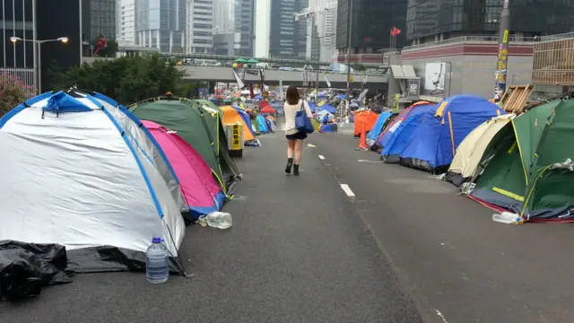 一名女士在被示威者占据的夏慤道天桥上行走（4/11/2014）