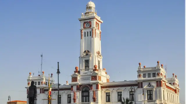 Los bellos edificios históricos de Veracruz, como su faro, se han visto ensombrecidos por la violencia.