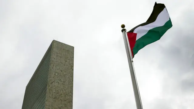 2015ல் ஐநா மன்ற தலைமையகத்துக்கு வெளியே பறக்கத் தொடங்கிய பாலத்தீனக் கொடி