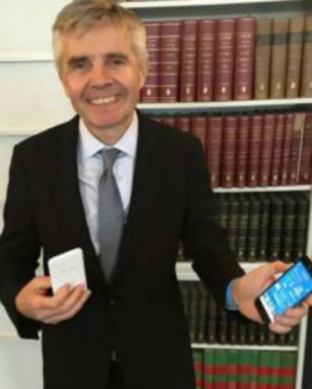 اللورد درايسون عرض أول منتج لاستخدام نظام الطاقة، وهو جهاز شخصي لمراقبة تلوث الهواء أطلق عليه كلين سباس CleanSpace