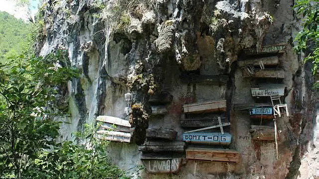 آیدا ترکمانی می‌گوید در باور مردم سگادا، مردگان هر چه در ارتفاع بالاتری قرار بگیرند به بهشت نزدیک‌تر خواهند بود