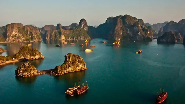 خلیج هالانگ ویتنام - "از فواید سفر کردن این است که او با آدم‌ها و ملت‌ها خارج از تصویری که رسانه ها و اخبار ارایه می کنند، ارتباط برقرار می‌کنید"