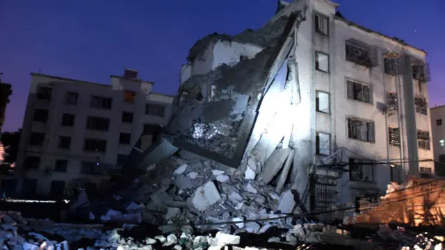 سوشل میڈیا پر پوسٹ کی گئی غیر مصدقہ تصاویر سے لگتا ہے کہ بعض عمارتوں کو کافی نقصان پہنچا ہے