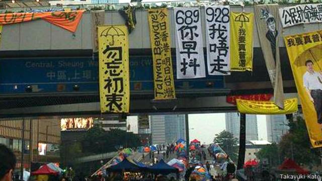 佔中時懸掛的布條，其中一幅「今日香港，明日台灣」的口號，在太陽花運動時就開始流傳。
