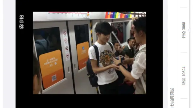 Sesudah berlutut, salah satu lelaki itu membuka cincin yang dipersembahkan bagi pasangannya