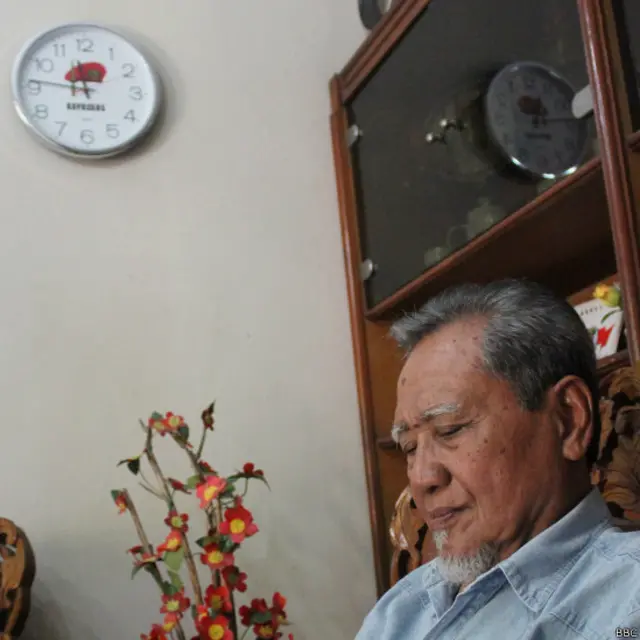 "Itu baret merah, RPKAD (Resimen Pasukan Komando Angkatan Darat). Saya ada ikatan batin sejak dulu," katanya di sela-sela wawancara, seraya tangannya menunjuk jam dinding tersebut. "Saya keluarga besar Kopassus."