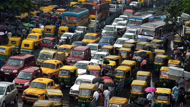 Дорожное движение в час пик в городе Калькутта