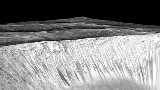 ග්රහයා මතුපිට පවතින අගාධ තුළට නෙරා යන ඉරි වැනි සලකුණු, ලවණමය දියර ගලා යාම නිසා ඇති වුනු සලකුණු බවයි නාසා විද්යාඥයන් කියා සිටියේ