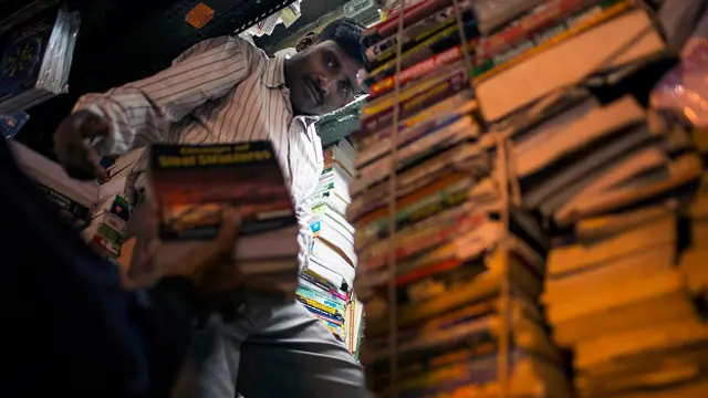 Стопки книг в индийской книжной лавке 