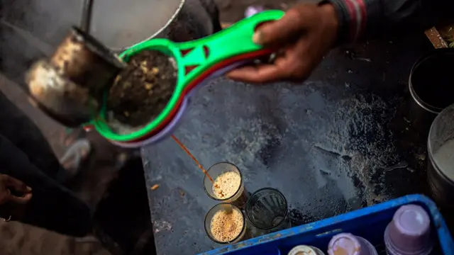 На хаотичной индийской улице чашка пряного чаю ("масалы") помогает снять напряжение