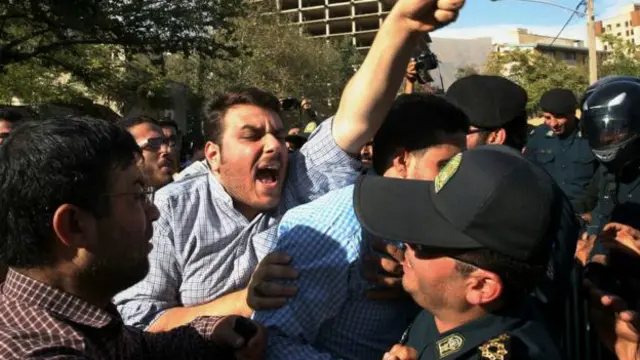 İranlılar faciə ilə bağlı Tehrandakı Səudiyyə Ərəbistanı səfirliyi qarşısında etiraz mitinqi keçiriblər. 