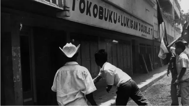 Masyarakat anti komunis di Jakarta melakukan pengrusakan terhadap bangunan yang diduga milik anggota PKI di Jakarta usai Oktober 1965.