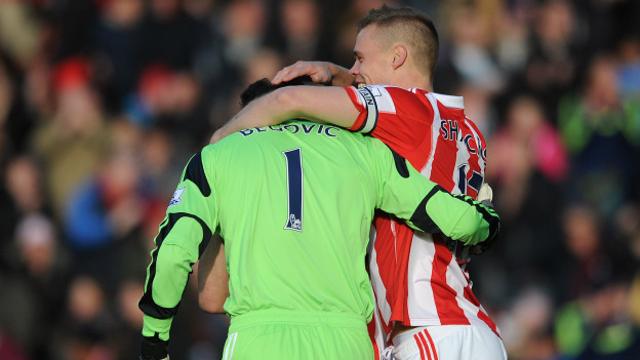 Begovic celebra su gol con el capitán del Stoke, Ryan Shawcross.