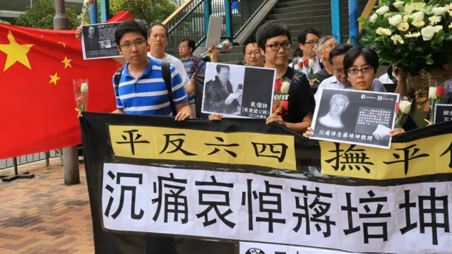 「天安門母親運動」成員前往中聯辦的路上,行經過一群拿著五星紅旗的民眾。