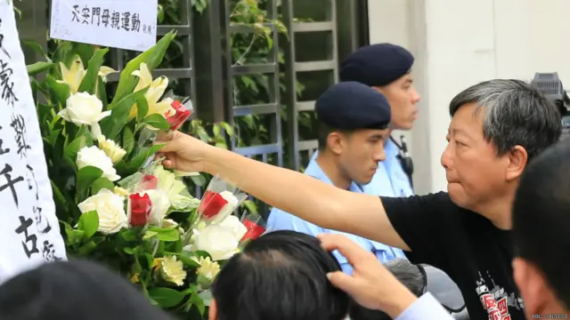 參加者獻花致意。