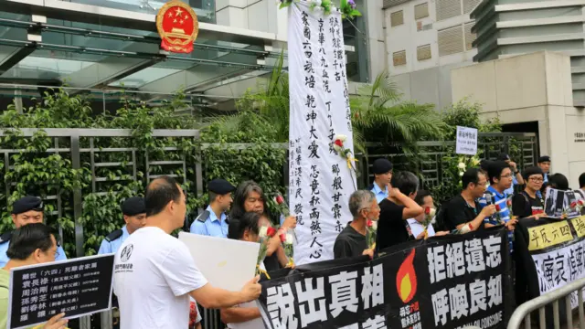 參加者在中聯辦前「默哀一分鐘」,接著宣讀訴求。