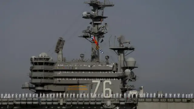 Kapal USS Ronald Reagan sedang mengikuti latihan militer di perairan internasional.