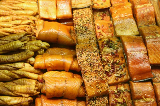 Разные виды рыбы на торговой ярмарке в Берлине