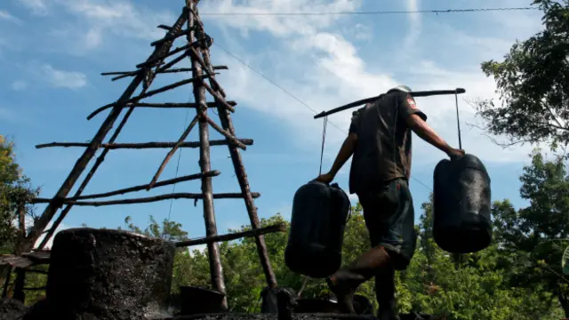 Penambangan minyak mentah yang dilakukan rakyat di Bojonegoro.