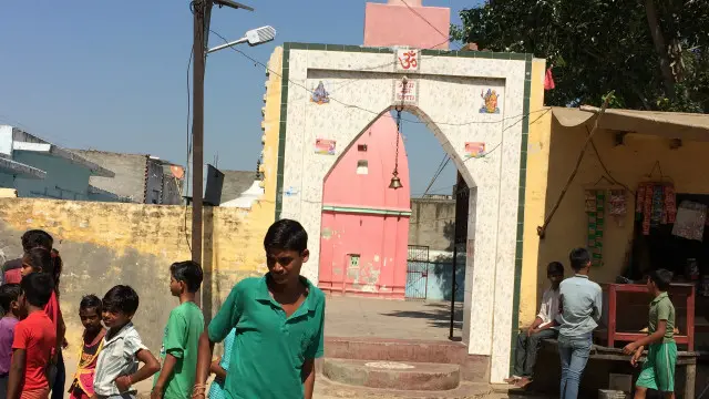 خاندان پر حملے کے لیے ایک خاص برادری کے لوگوں کو جمع کرنے کے مقصد سے باقاعدہ گاؤں کے ایک مندر کا استعمال کیا گيا